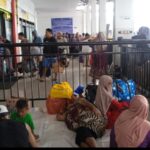 Keterangan foto: Aktivitas pelayanan tiket di Pelabuhan Ahmad Yani Ternate disorot akibat dugaan praktik calo yang merugikan penumpang.