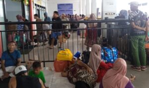 Keterangan foto: Aktivitas pelayanan tiket di Pelabuhan Ahmad Yani Ternate disorot akibat dugaan praktik calo yang merugikan penumpang.