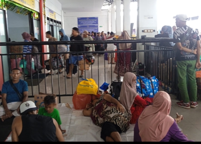 Keterangan foto: Aktivitas pelayanan tiket di Pelabuhan Ahmad Yani Ternate disorot akibat dugaan praktik calo yang merugikan penumpang.