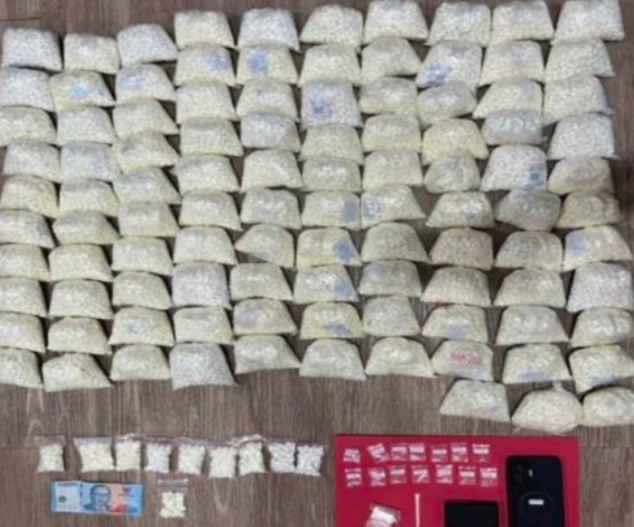 Polres Pasuruan mengamankan pengedar dan ratusan ribu butir pil double L dalam penggerebekan di Sukorejo