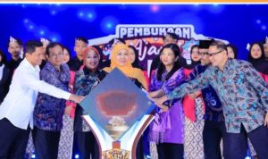 gubernur-jatim-khofifah-indar-parawansa-saat-membuka-ajang-talenta-prestasi-murid-jawa-timur-2026-di-airlangga-convention-cent-1775397896832_169