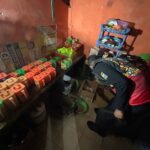 Petugas Sat Samapta Polres Gresik mengamankan penjual dan barang bukti miras saat penggerebekan warung remang-remang di Desa Lowayu, Kecamatan Dukun.