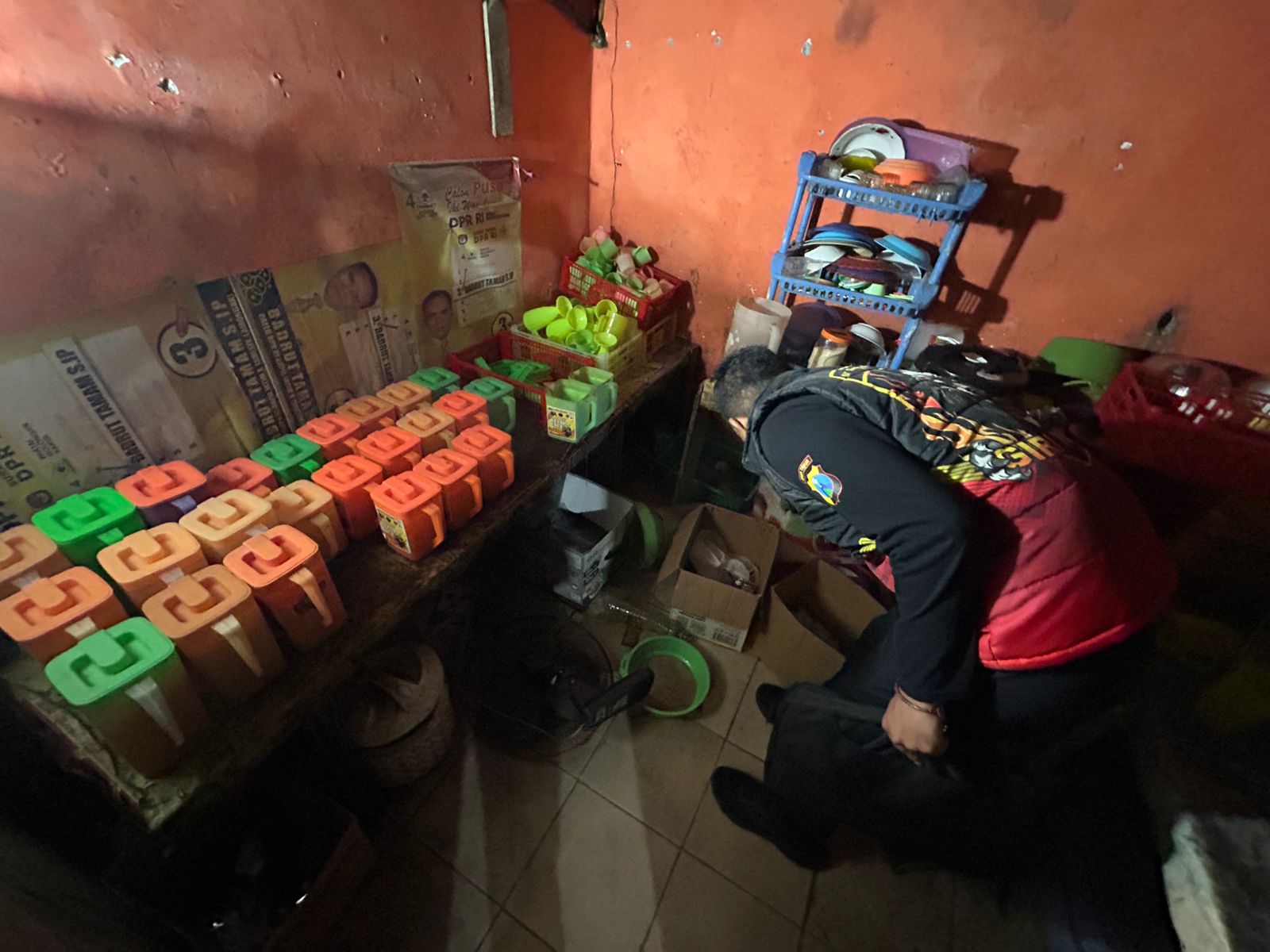 Petugas Sat Samapta Polres Gresik mengamankan penjual dan barang bukti miras saat penggerebekan warung remang-remang di Desa Lowayu, Kecamatan Dukun.