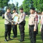 Kapolres Bondowoso bersama personel penerima penghargaan usai upacara di Mapolres Bondowoso.