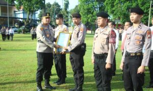 Kapolres Bondowoso bersama personel penerima penghargaan usai upacara di Mapolres Bondowoso.