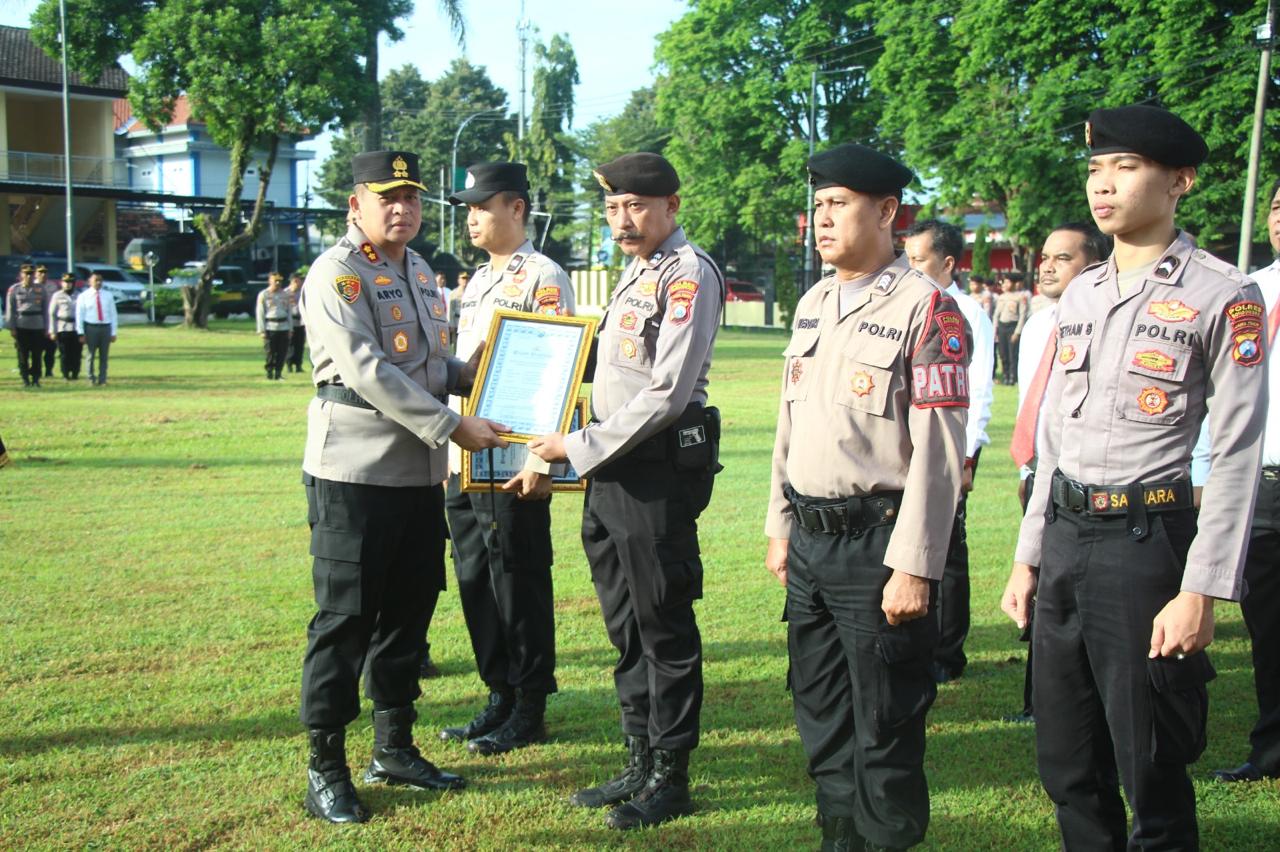 Kapolres Bondowoso bersama personel penerima penghargaan usai upacara di Mapolres Bondowoso.