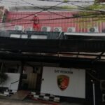 Petugas damkar memadamkan kebakaran ruang arsip di Polres KP3 Tanjung Perak, Selasa (12/5/2026).