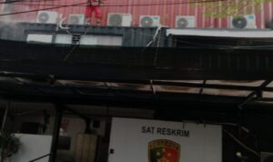 Petugas damkar memadamkan kebakaran ruang arsip di Polres KP3 Tanjung Perak, Selasa (12/5/2026).
