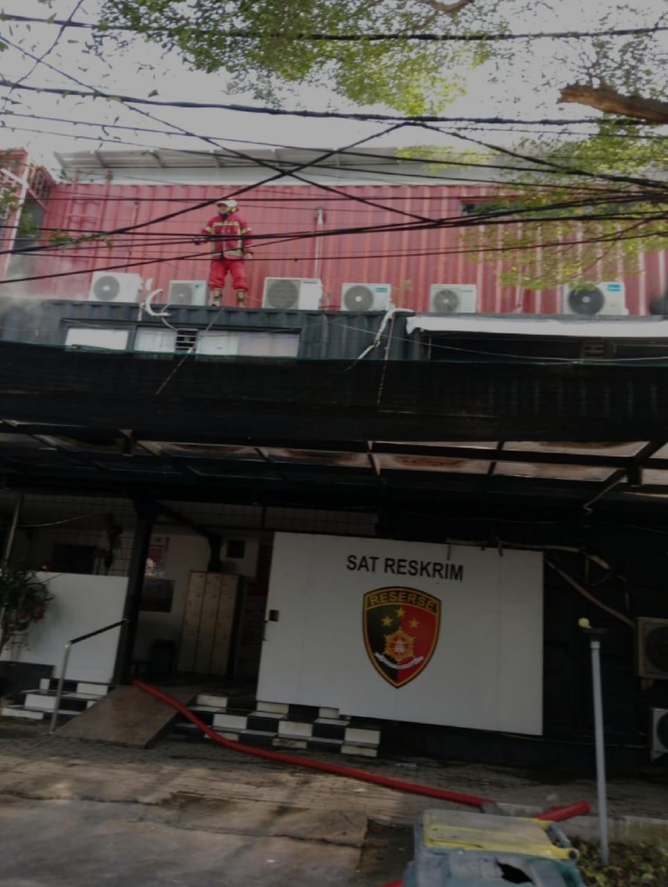 Petugas damkar memadamkan kebakaran ruang arsip di Polres KP3 Tanjung Perak, Selasa (12/5/2026).