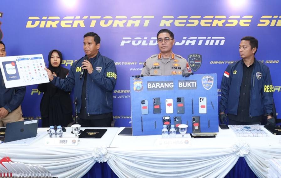 Petugas Ditressiber Polda Jawa Timur menunjukkan barang bukti kasus registrasi SIM card ilegal dan layanan OTP digital.