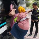 Petugas Sidokkes Polres Gresik mengantar pasien radioterapi RSUD Dr. Soetomo pulang ke rumah di Duduksampeyan menggunakan ambulans gratis.