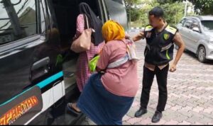 Petugas Sidokkes Polres Gresik mengantar pasien radioterapi RSUD Dr. Soetomo pulang ke rumah di Duduksampeyan menggunakan ambulans gratis.