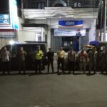 Petugas Polsek Semampir saat melaksanakan patroli skala rutin untuk mencegah gangguan kamtibmas di Surabaya Utara.