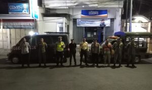 Petugas Polsek Semampir saat melaksanakan patroli skala rutin untuk mencegah gangguan kamtibmas di Surabaya Utara.