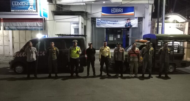 Petugas Polsek Semampir saat melaksanakan patroli skala rutin untuk mencegah gangguan kamtibmas di Surabaya Utara.