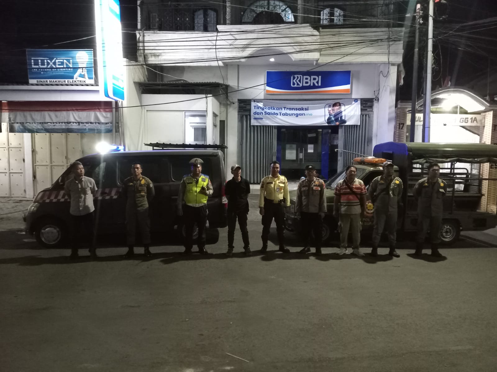 Petugas Polsek Semampir saat melaksanakan patroli skala rutin untuk mencegah gangguan kamtibmas di Surabaya Utara.