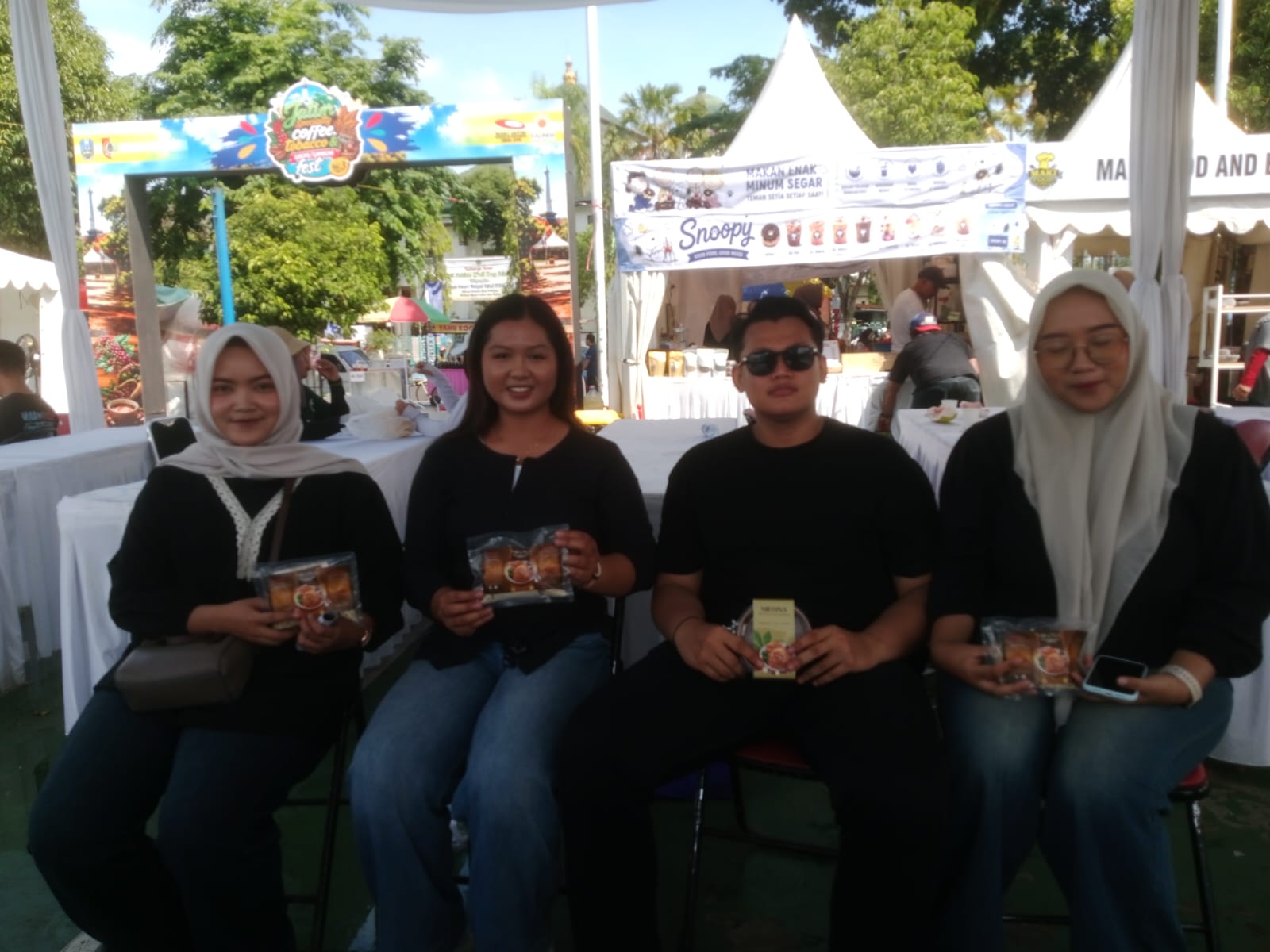 Mahasiswa Polije memperkenalkan produk Miona berbahan limbah kulit singkong yang mendapat apresiasi MAKI Jatim sebagai inovasi UMKM berkelanjutan.