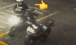 Rekaman CCTV memperlihatkan pelaku curanmor saat membawa kabur Honda Vario di kawasan Simokerto Surabaya.