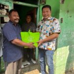 Subandi menyerahkan bantuan kursi roda kepada warga saat sidak RTLH di Kecamatan Wonoayu, Sidoarjo.