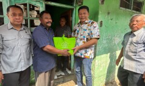 Subandi menyerahkan bantuan kursi roda kepada warga saat sidak RTLH di Kecamatan Wonoayu, Sidoarjo.