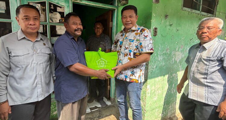 Subandi menyerahkan bantuan kursi roda kepada warga saat sidak RTLH di Kecamatan Wonoayu, Sidoarjo.