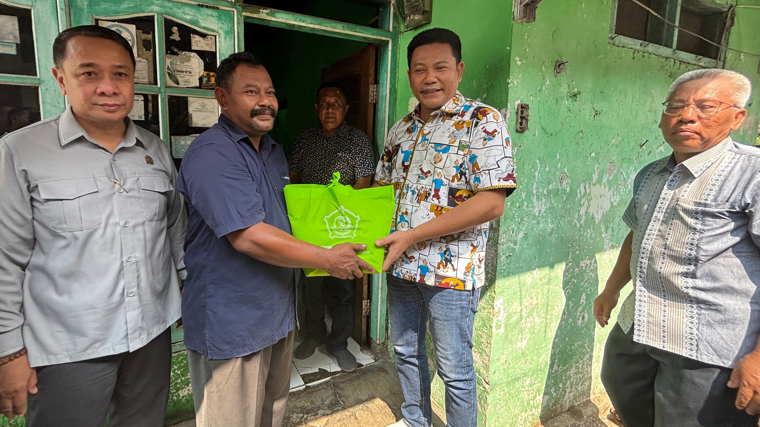 Subandi menyerahkan bantuan kursi roda kepada warga saat sidak RTLH di Kecamatan Wonoayu, Sidoarjo.