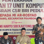 Penyerahan bantuan 17 komputer dari BRI Kanca Krian kepada MI Ar-Rosyad Prambon untuk mendukung pembelajaran digital siswa.