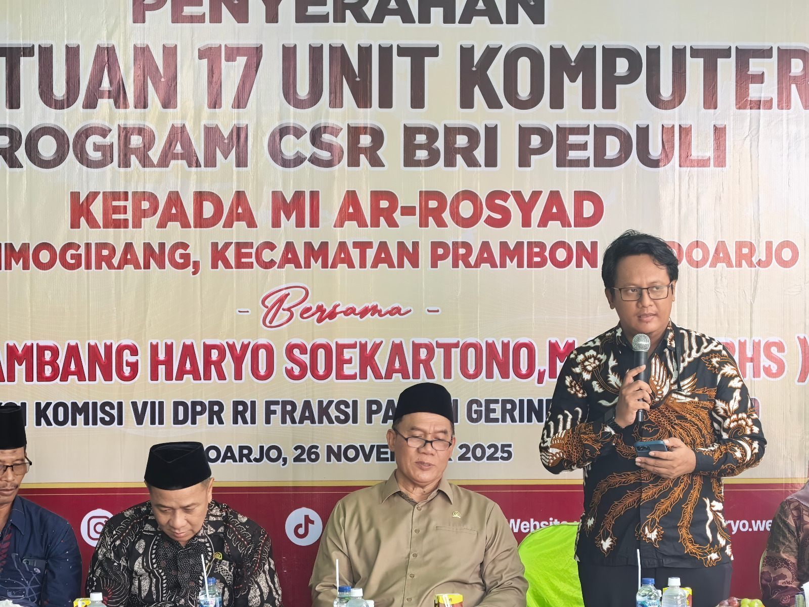 Penyerahan bantuan 17 komputer dari BRI Kanca Krian kepada MI Ar-Rosyad Prambon untuk mendukung pembelajaran digital siswa.