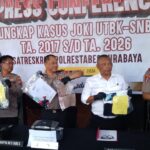 Keterangan Foto: Polisi menunjukkan para tersangka sindikat joki SNBT-UTBK dalam konferensi pers di Mapolrestabes Surabaya.
