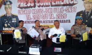 Keterangan Foto: Polisi menunjukkan para tersangka sindikat joki SNBT-UTBK dalam konferensi pers di Mapolrestabes Surabaya.
