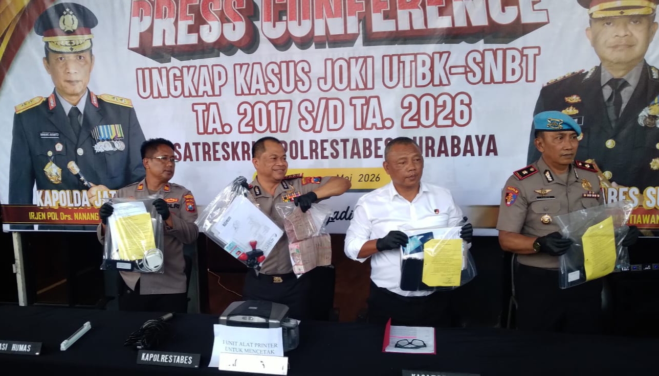 Keterangan Foto: Polisi menunjukkan para tersangka sindikat joki SNBT-UTBK dalam konferensi pers di Mapolrestabes Surabaya.