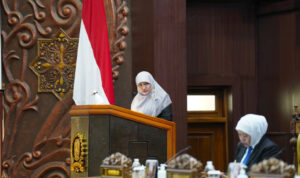 Lilik Hendarwati menyampaikan pandangan Fraksi PKS terkait optimalisasi aset daerah dan penguatan ekonomi rakyat dalam rapat paripurna DPRD Jatim.