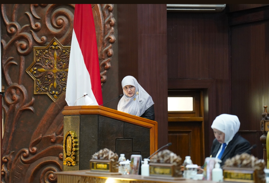 Lilik Hendarwati menyampaikan pandangan Fraksi PKS terkait optimalisasi aset daerah dan penguatan ekonomi rakyat dalam rapat paripurna DPRD Jatim.
