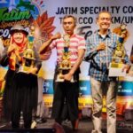 Ribuan peserta memadati Alun-Alun Jember dalam kemeriahan Jember Fun Run 5K 2026.