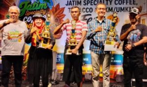 Ribuan peserta memadati Alun-Alun Jember dalam kemeriahan Jember Fun Run 5K 2026.