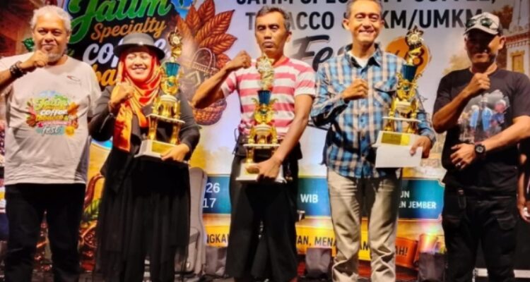 Ribuan peserta memadati Alun-Alun Jember dalam kemeriahan Jember Fun Run 5K 2026.
