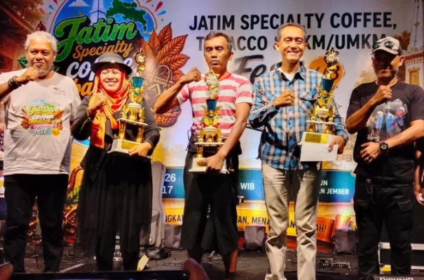 Ribuan peserta memadati Alun-Alun Jember dalam kemeriahan Jember Fun Run 5K 2026.
