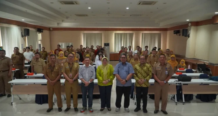 Peserta mengikuti pelatihan jurnalistik yang digelar Dinas Komunikasi dan Informatika Provinsi Jawa Timur di Surabaya.