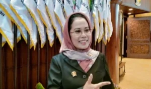 Sri Untari Bisowarno menekankan pentingnya data akurat guru honorer di Jawa Timur dalam rapat Komisi E DPRD Jatim.