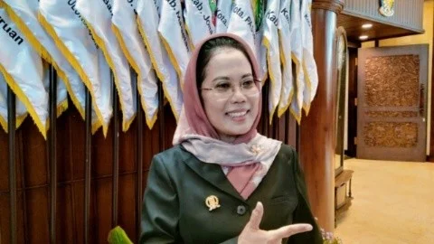 Sri Untari Bisowarno menekankan pentingnya data akurat guru honorer di Jawa Timur dalam rapat Komisi E DPRD Jatim.