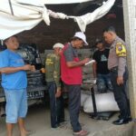 Petugas Bulog Pasuruan dan personel Polsek Sukorejo mendampingi penyerapan hasil panen jagung petani di Desa Kenduruan.